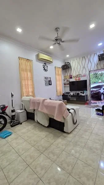 Living features: white walls, cream tiled flooring, 5-blade ceiling fan with light, wall-mounted TV, TV console, sofa with throw blanket, curtains, air conditioning unit, decorative wall with wavy pattern, open shelving, vacuum cleaner, decorative items on shelves; style: modern; view: garden.