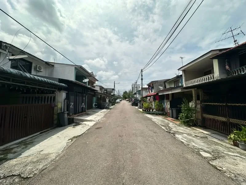 Exterior type: linked terrace house; features: residential street view, two-storey linked terrace houses, concrete pavement, overhead power lines, front yards with plants, balconies on upper floors, visible air conditioning units, street lighting, sidewalks, garages or car porches; style: traditional.