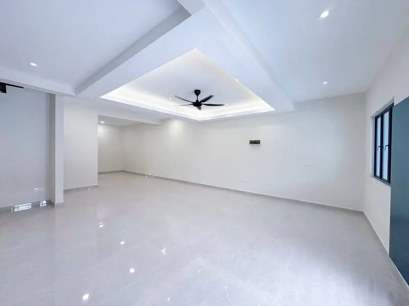 Living features: light grey polished tile flooring, white painted walls, tray ceiling with recessed lighting, 5-blade ceiling fan with light, large window, wall-mounted air conditioning unit; style: modern.