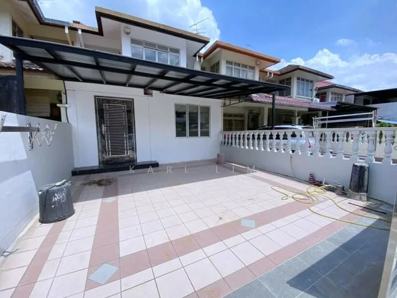 Exterior type: linked terrace house; features: paved outdoor area, white painted walls, metal roof awning, fenced boundary with decorative railing, sliding door entrance, outdoor water hose, outdoor drainage, sunny weather, clear blue sky; style: modern.