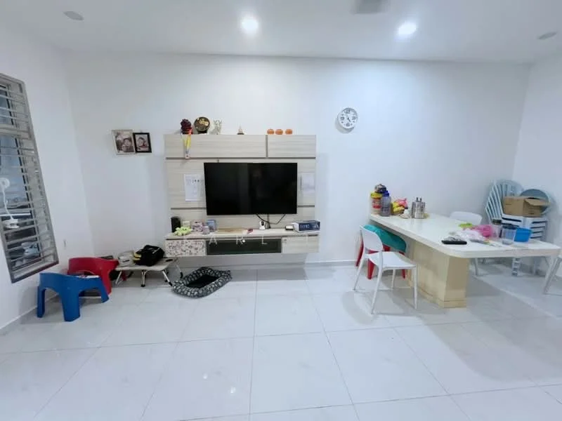 Living features: white painted walls, glossy white tile flooring, wall-mounted TV, light wooden TV console, decorative wall clock, dining table with chairs, plastic chairs in red and blue, black and white area rug, various decorative items on the table; style: modern.