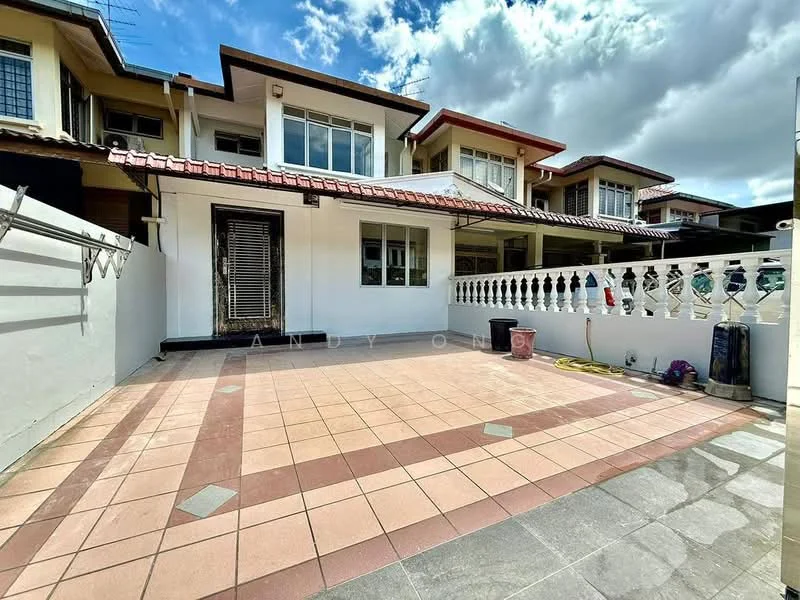 Exterior type: linked terrace house; features: tiled flooring with a mix of beige and grey tiles, white painted walls, red tiled roof, metal gate, fenced perimeter, outdoor space with seating area, sunny outdoor area, clear blue sky, surrounded by residential buildings; style: modern.