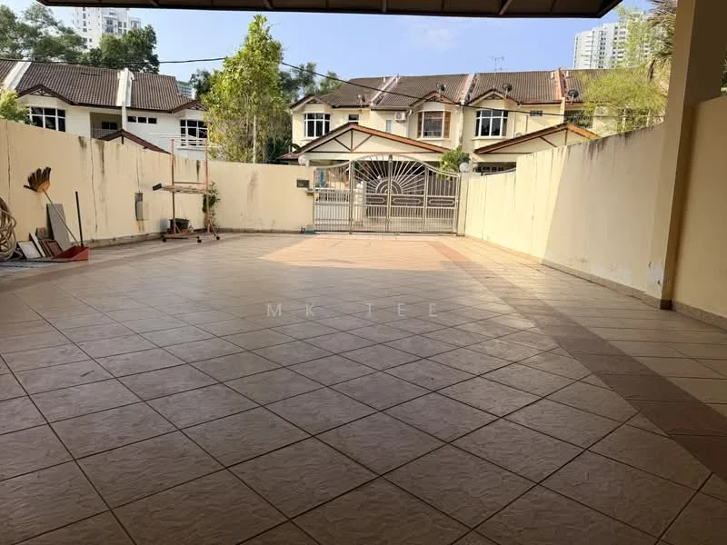 Exterior type: linked terrace house; features: paved flooring, fenced perimeter, manicured landscaping, surrounded by residential houses, open space, sunny outdoor area; style: modern.