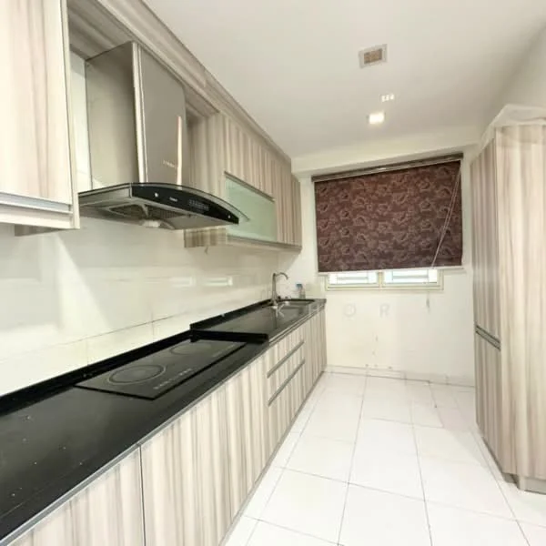 Kitchen features: laminate cabinetry in light wood finish, black granite countertop, stainless-steel range hood, built-in oven, 4-burner induction hob, single-bowl stainless-steel sink, chrome pull-down faucet, white tiled backsplash, white tiled flooring, window with brown roller blinds, refrigerator; style: modern.
