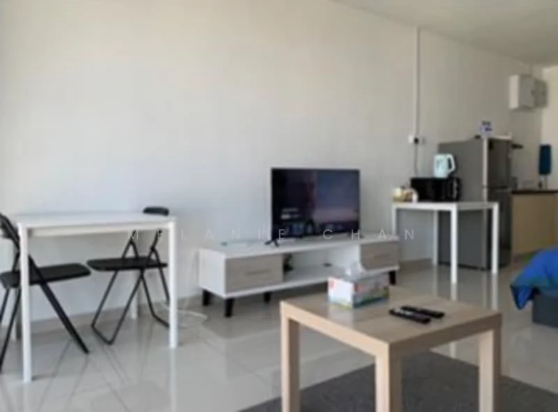 Living features: white painted walls, glossy tile flooring, wall-mounted TV, TV console in white, coffee table in light wood, 2 black folding chairs, refrigerator, microwave, kettle, sofa in blue fabric, decorative rug with geometric pattern, air conditioning unit; style: modern.