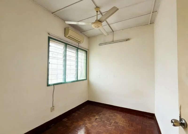 Room features: white painted walls, parquet wood flooring, ceiling fan, 1 wall-mounted split AC, window with green frame, light fixture on ceiling.