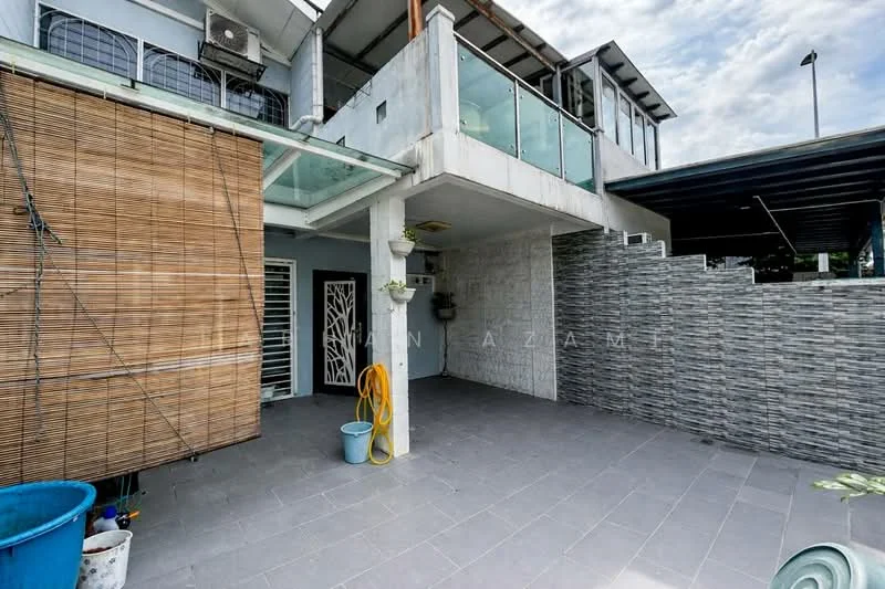 Exterior type: linked terrace house; features: grey stone cladding wall, glass awning, slate tile flooring, decorative wall panel, outdoor hose, outdoor lighting fixture, bamboo privacy screen, open-air patio area; style: modern.