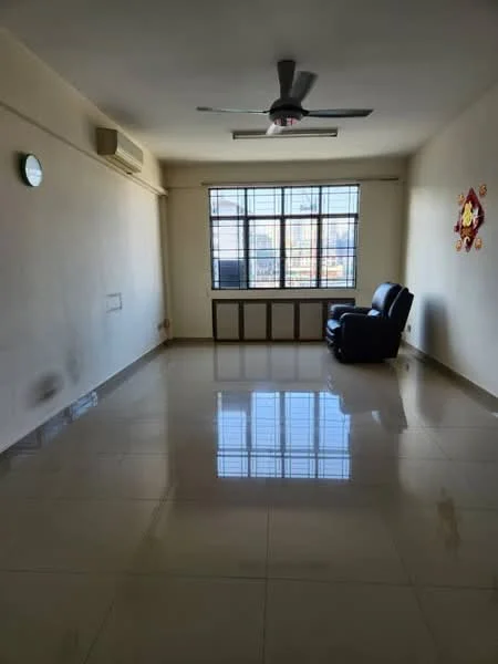Living features: glossy tile flooring, white painted walls, 5-blade ceiling fan, large window with grid pattern, black leather armchair, air conditioning unit, decorative wall art, wall clock; style: modern.