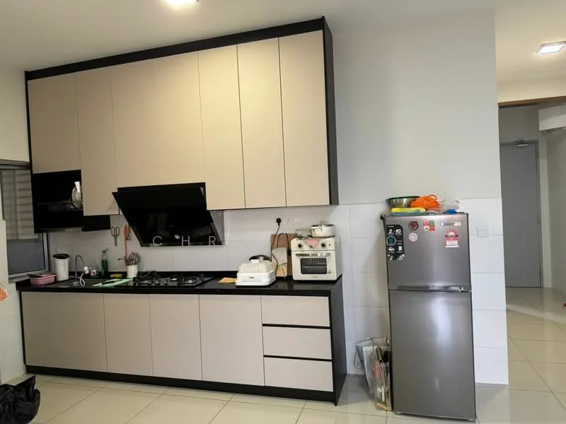 Kitchen features: light beige cabinetry, black countertop, built-in gas hob, extraction hood, stainless-steel fridge, microwave, kettle, toaster, sink, white tiled backsplash, ceramic tile flooring, wall-mounted cabinets, open shelving; style: modern.