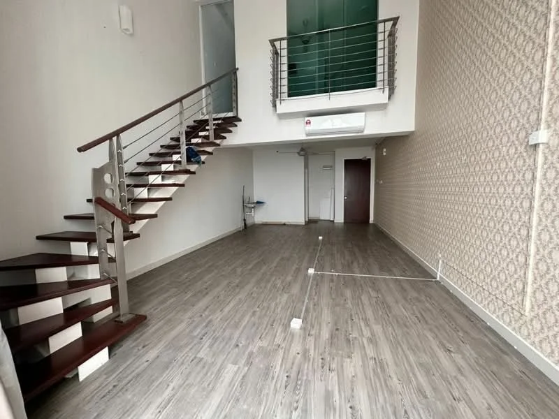Living features: wooden flooring, white painted walls, decorative wallpaper, staircase with wooden steps and metal railing, high ceiling, glass balcony railing, air conditioning unit, recessed lighting; style: modern.