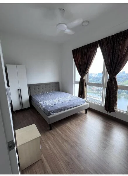Bedroom features: queen-size bed, upholstered headboard, 2 bedside tables, floor-to-ceiling windows, curtains with a floral pattern, ceiling fan, wood laminate flooring, white painted walls; style: modern; view: city.