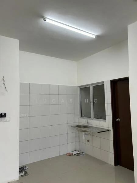 Kitchen features: white tiled walls, grey tiled backsplash, single-bowl stainless-steel sink, chrome faucet, countertop with space for appliances, floor tiles in light colour, fluorescent ceiling light, window with glass panes; style: modern.
