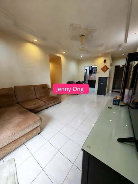 Living features: L-shape sectional sofa in beige, white tiled flooring, ceiling fan, wall-mounted TV, TV console, decorative wall with light, neutral wall color, recessed lighting; style: modern.