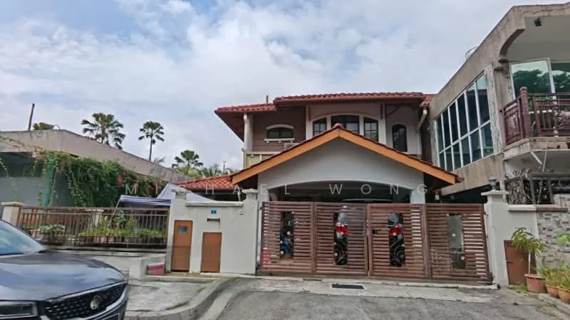 Exterior type: detached bungalow; features: red tiled roof, cream painted facade, wooden slatted gate, large windows, balcony with railing, manicured lawn, paved driveway, surrounded by palm trees, outdoor seating area, two-storey structure; style: modern.