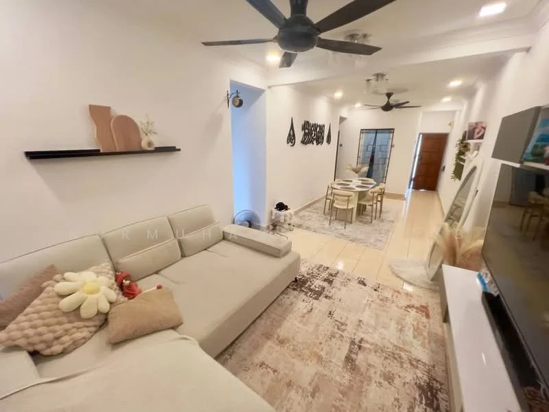 Living features: L-shape sectional sofa in light grey, decorative throw pillows, area rug with geometric pattern, wall-mounted TV, TV console in white, ceiling fan with light, recessed lighting, decorative wall art, shelf with decorative items, wooden flooring, dining area visible in background, neutral painted walls; style: modern.