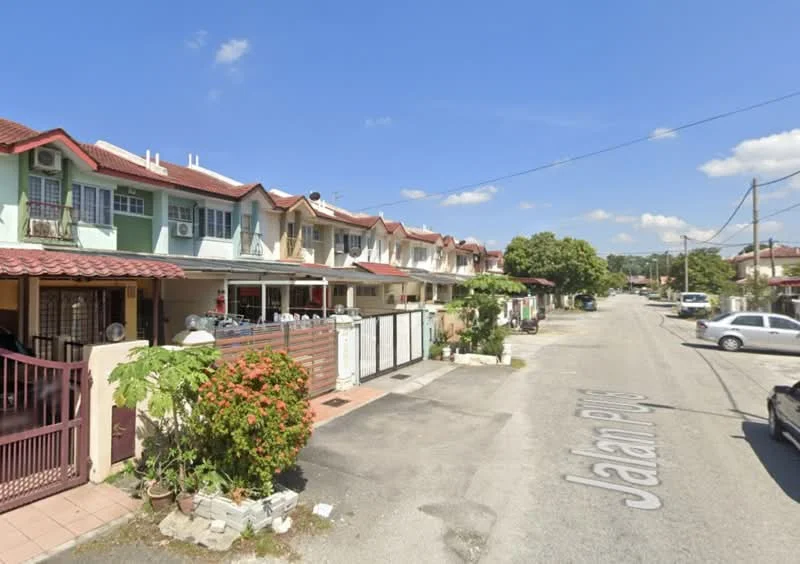 Exterior type: linked terrace house; features: two-storey linked terrace houses, red tiled roof, cream painted facade, green painted facade, front garden with shrubs, paved walkway, street view, residential area, parking spaces visible, utility poles, clear blue sky; style: modern.