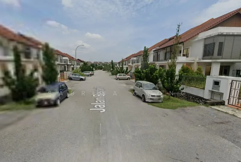 Exterior type: linked terrace house; features: residential street, two-storey houses, paved road, manicured shrubs, driveways visible, street signage, surrounding greenery, clear blue sky; style: modern.