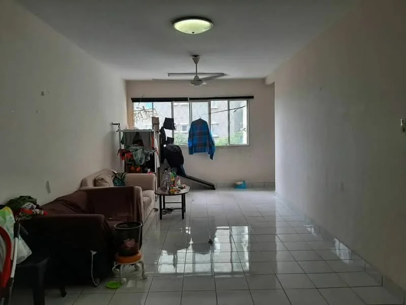 Living features: white painted walls, glossy ceramic tile flooring, 5-blade ceiling fan, large window with natural light, sofa in beige, coffee table, clothes hanging on a rack, decorative items on the table.