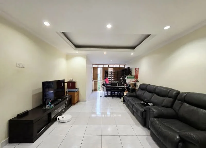 Living features: white painted walls, polished ceramic tile flooring, recessed downlights, sofa in black leather, coffee table, TV console, wall-mounted TV, robot vacuum, open layout, large windows with wooden blinds; style: modern.