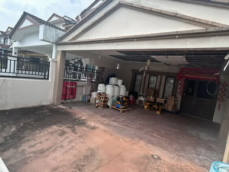 Exterior type: linked terrace house; features: open-air parking lot, concrete flooring, roof overhang, exposed beams, storage boxes, pallets, various containers, wall with windows, decorative elements at entrance; style: modern.