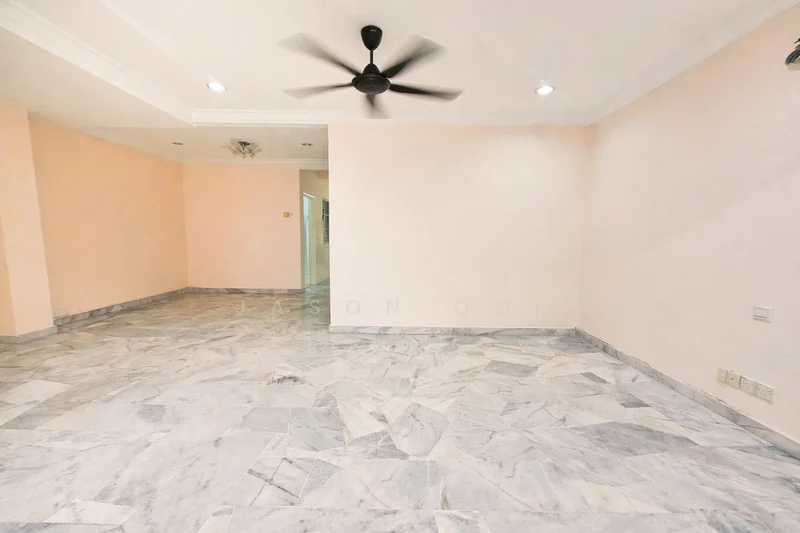 Living features: marble flooring, white painted walls, 5-blade ceiling fan with light, recessed downlights, crown moulding; style: modern.