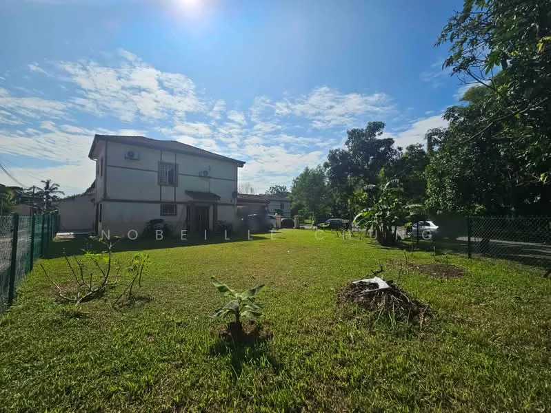 Exterior type: detached bungalow; features: two-storey building, green lawn, fenced perimeter, mature trees, clear blue sky, driveway, garden area; style: modern.