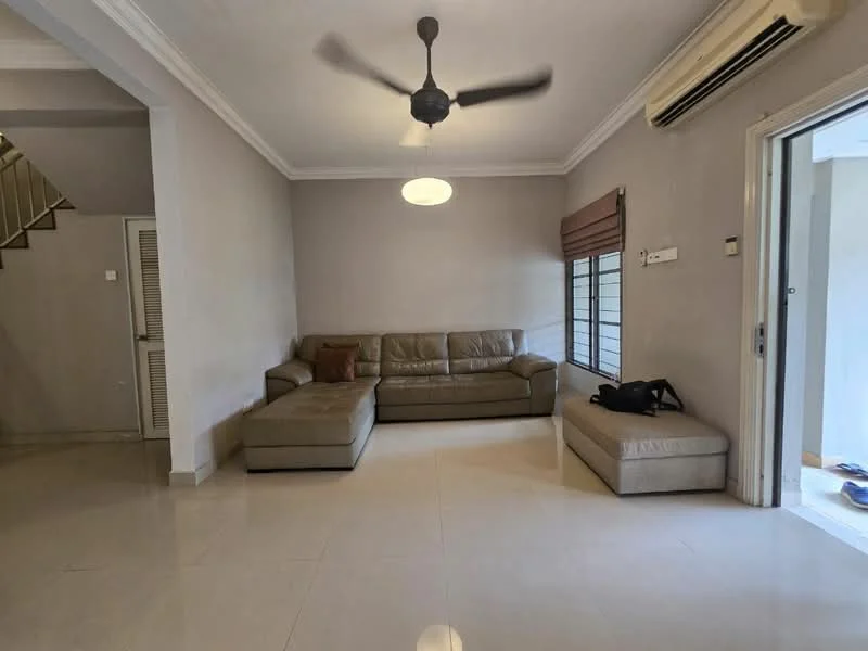 Living features: 3-seater leather sofa in beige, ottoman, ceiling fan with light, recessed downlights, cream painted walls, glossy tile flooring, large window with blinds, sliding glass door, air conditioning unit; style: modern.