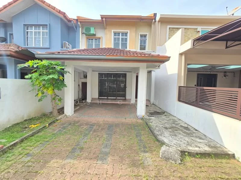 Exterior type: linked terrace house; features: paved driveway, manicured lawn, single-storey, red tiled roof, white painted facade, security grille at entrance, adjacent to neighboring houses, garden area, covered porch; style: modern.