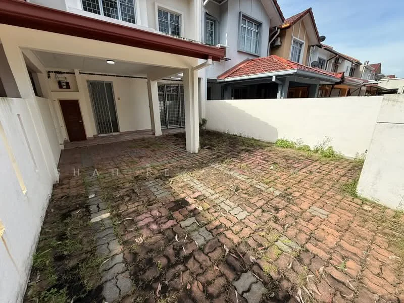 Exterior type: linked terrace house; features: paved driveway, overgrown grass, white painted walls, single-storey, roof with red tiles, front porch area, surrounded by residential houses; style: modern.