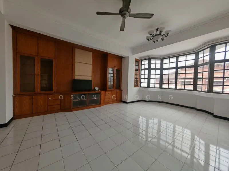 Living features: white walls, tray ceiling, 5-blade ceiling fan, large bay windows, black window frames, white tiled flooring, built-in wooden cabinetry, wall-mounted TV, decorative chandelier, neutral color palette; style: modern.