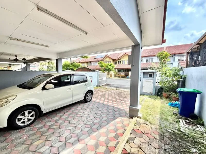 Exterior type: linked terrace house; features: paved driveway with interlocking pavers, covered car porch, green waste bin, manicured lawn, surrounded by residential houses, fence along property line; style: modern.