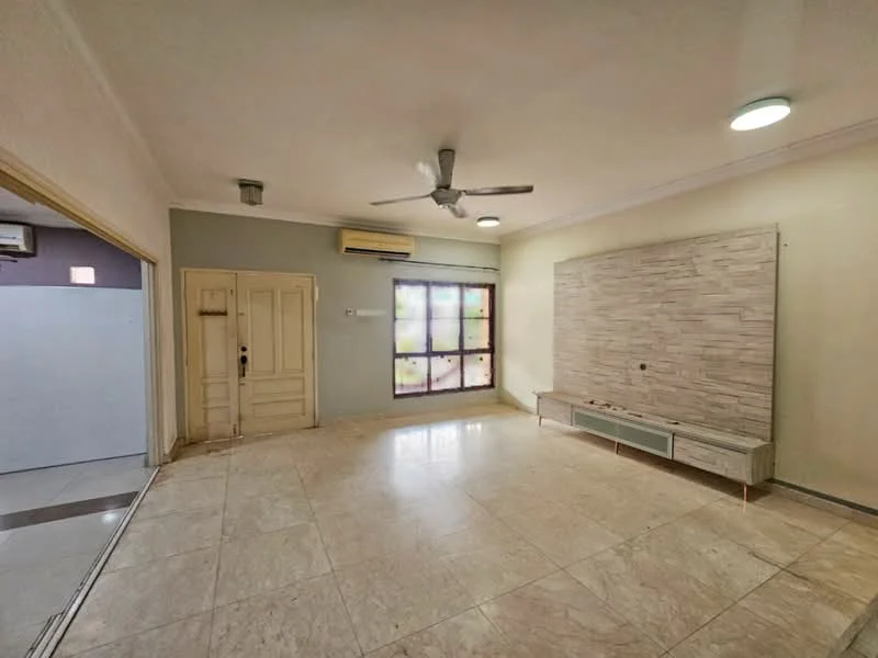 Living features: marble tile flooring, light grey painted walls, feature wall with stone cladding, ceiling fan, recessed downlights, large window with multi-colored glass, wall-mounted TV console, air conditioning unit; style: modern.