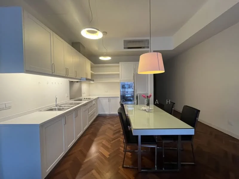 Kitchen features: white shaker cabinets, stainless-steel sink, chrome pull-down faucet, built-in oven, stainless-steel refrigerator, 4-burner gas hob, white countertop, pendant lamp, dining table with glass top, black dining chairs, chevron-patterned wood flooring, recessed downlights; style: modern.