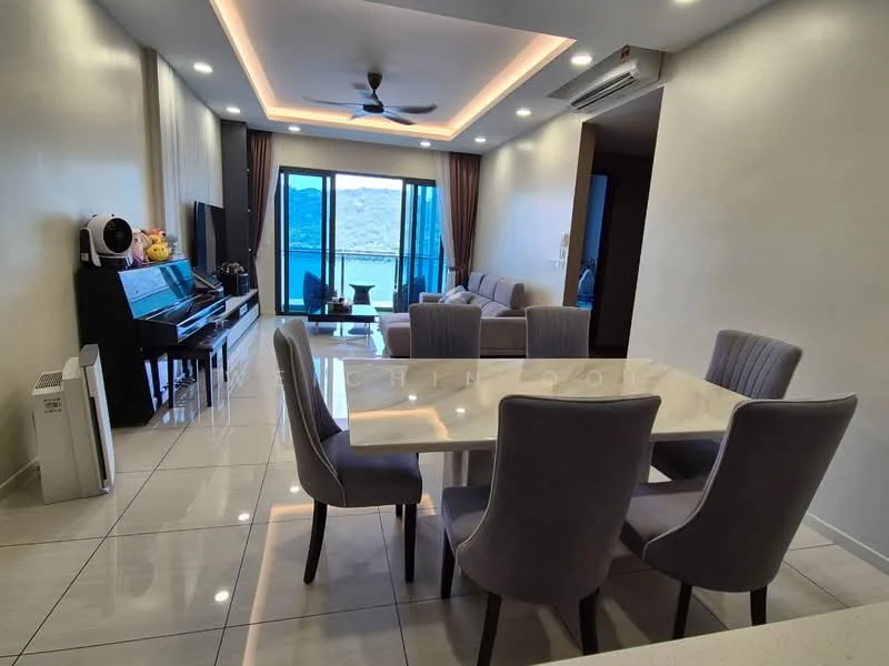 Living features: sofa in light grey fabric, coffee table, TV console, wall-mounted TV, 5-blade ceiling fan with light, recessed LED downlights, floor-to-ceiling windows, curtains, marble tile flooring, decorative wall with lighting, dining table with 6 upholstered chairs, piano; style: modern; view: sea.
