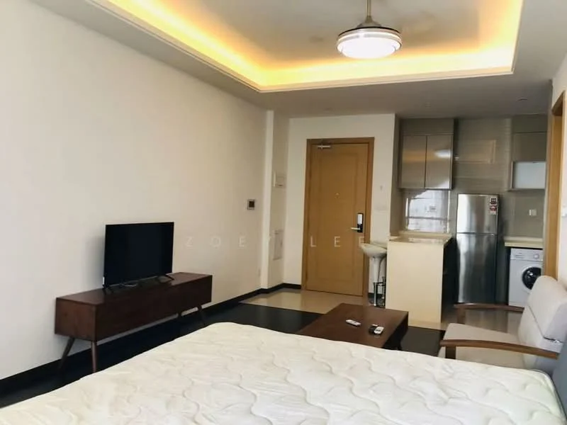 Living features: white painted walls, recessed ceiling with warm LED lighting, black tile flooring, sofa with light upholstery, wooden coffee table, wall-mounted TV, TV console, bar counter with stools, stainless-steel fridge, front-load washing machine, kitchenette with cabinets; style: modern.