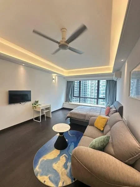 Living features: 5-blade ceiling fan with light, wall-mounted TV, sofa in grey fabric, coffee table with black base, area rug with abstract pattern, large windows with city view, curtains, recessed lighting, wooden flooring; style: modern; view: city. Bedroom features: king-size bed, bedding in neutral tones, bedside table, decorative cushions, window with city view; style: modern; view: city.