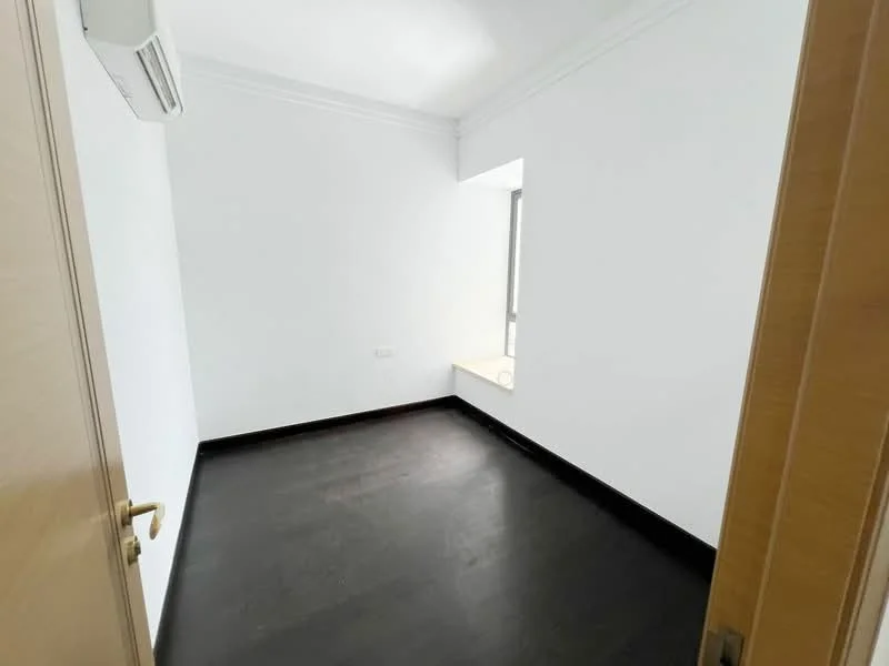 Room features: white painted walls, dark wood flooring, window with ledge, 1 wall-mounted split AC, crown moulding.
