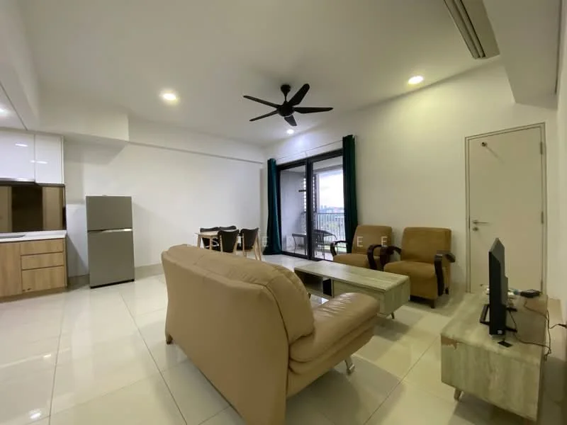 Living features: 3-seater beige leather sofa, coffee table with wood top, 2 armchairs in brown fabric, TV console, wall-mounted TV, ceiling fan with 5 blades, recessed downlights, white painted walls, glazed tile flooring, floor-to-ceiling windows with balcony access, dining table with 4 chairs, fridge in stainless steel; style: modern; view: city.