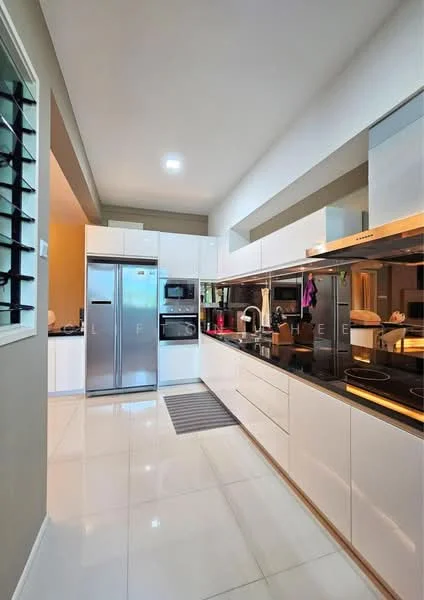Kitchen features: white flat-panel cabinets, black countertop, stainless-steel double-door fridge, built-in oven, microwave, 4-burner induction hob, stainless-steel range hood, single-bowl stainless-steel sink, chrome pull-down faucet, white tiled backsplash, recessed downlights, large window for natural light, grey area rug; style: modern.