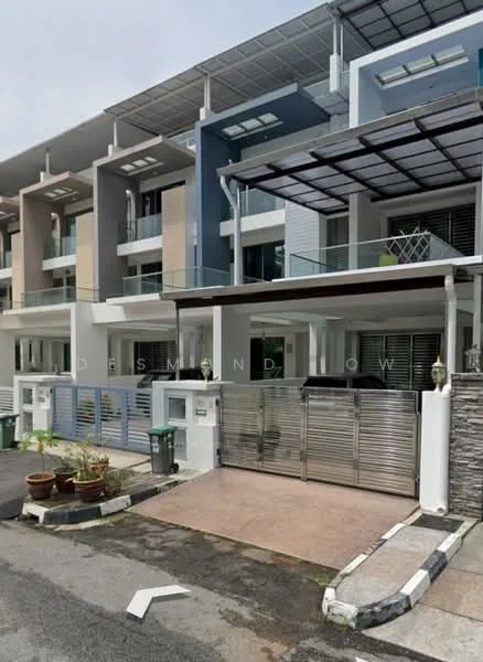 Exterior type: linked terrace house; features: multi-storey building, glass balcony railings, flat roof, cream painted facade, grey painted facade, recessed balconies, manicured lawn, paved driveway, metal gate, stone cladding, outdoor seating area, landscaped garden; style: modern.