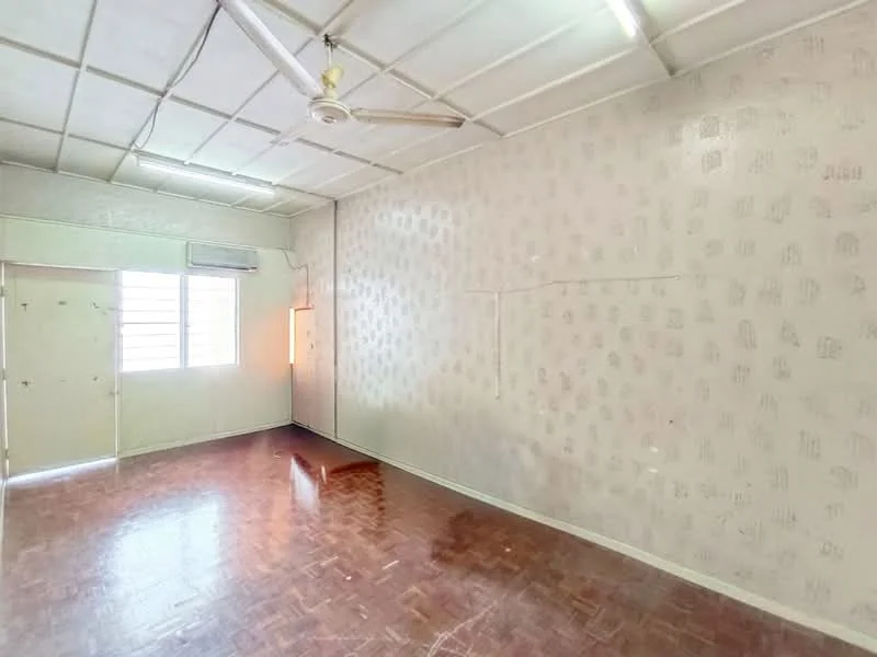 Room features: wooden flooring, white painted walls with floral pattern, ceiling fan, 1 wall-mounted split AC, window with blinds, door leading to another room.