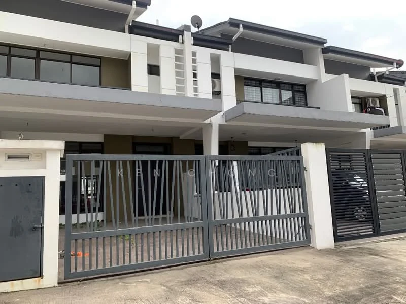 Exterior type: linked terrace house; features: two-storey building, grey painted facade, horizontal slats on balcony, metal gate, concrete driveway, parking space visible, windows with black frames, overhanging roof, satellite dish on roof; style: modern.