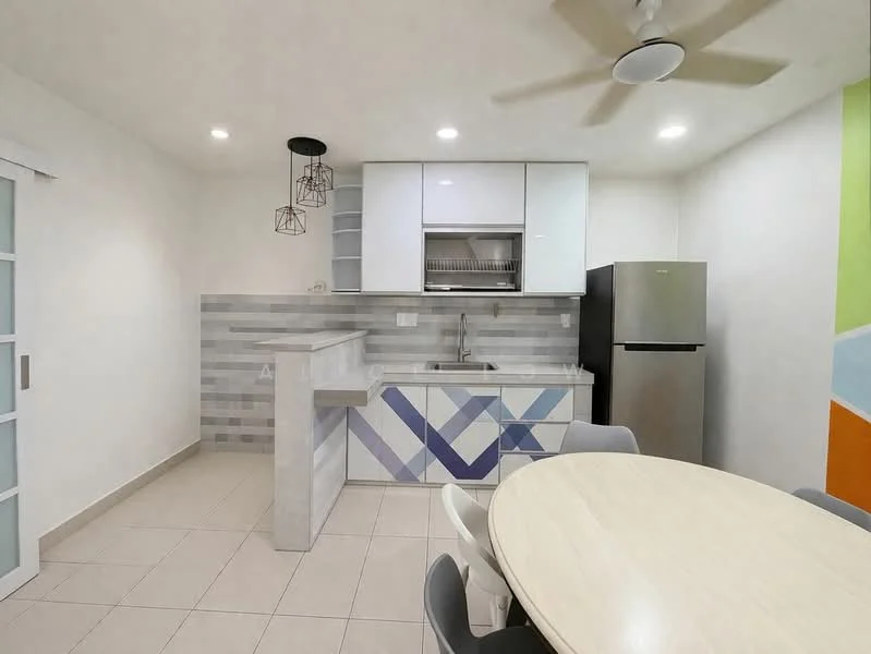 Kitchen features: white painted walls, grey tiled backsplash, light grey countertop, single-bowl stainless-steel sink, chrome pull-down faucet, built-in oven, stainless-steel fridge, kitchen cabinetry with glass upper cabinets, 3-blade ceiling fan, dining table with round top, 4 dining chairs, tile flooring; style: modern.