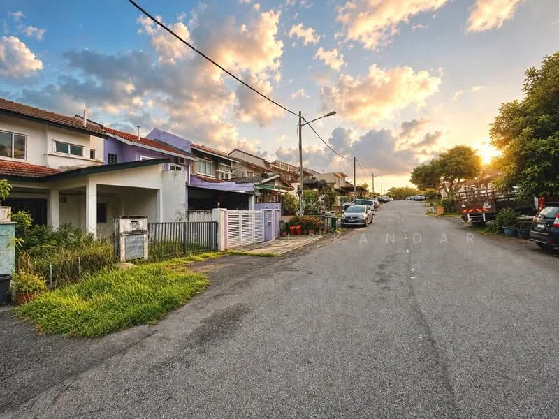 Exterior type: linked terrace house; features: residential street view, paved road, manicured lawn, mature trees, two-storey houses, driveway with parked cars, street lighting, sunset sky with clouds; style: modern.