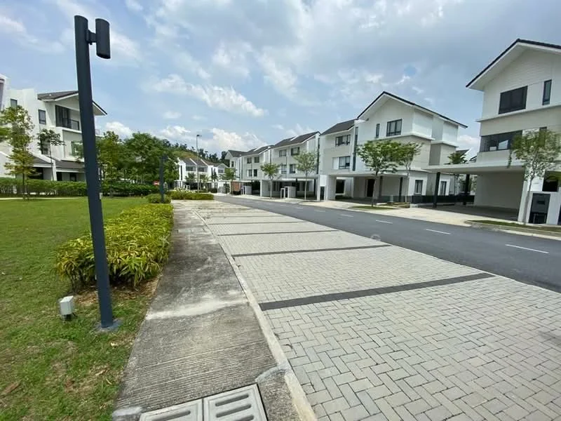 Exterior type: linked terrace house; features: paved driveway, manicured lawn, mature trees, two-storey houses, white painted facade, flat roof, surrounded by greenery, sidewalk, street view, parking spaces; style: modern.