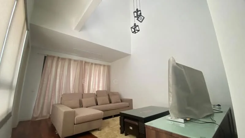 Living features: 3-seater fabric sofa in beige, coffee table, wall-mounted TV, wooden flooring, large windows with sheer curtains, recessed downlights, pendant light fixture, area rug with neutral color; style: modern.
