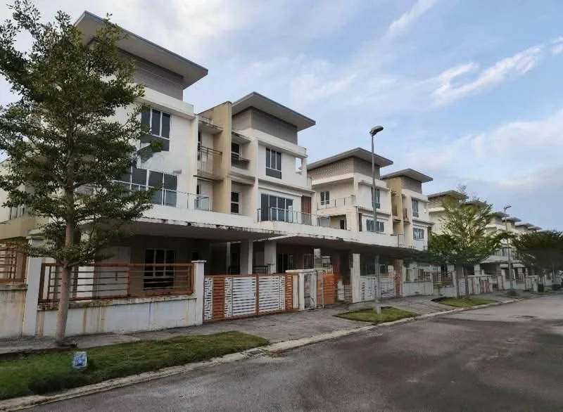 Exterior type: linked terrace house; features: three-storey building, balconies on upper floors, glass railings, white painted facade, cream painted accents, flat roof, manicured lawn in front, paved driveway, street lighting, surrounded by trees, open-air car porch; style: modern.