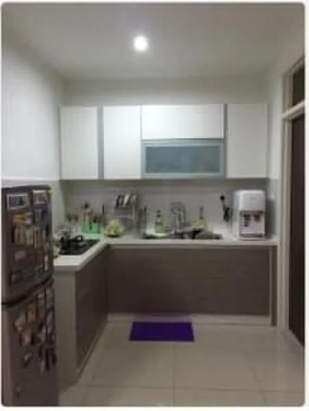 Kitchen features: white upper cabinets, wood lower cabinets, granite countertop, single-bowl stainless-steel sink, chrome pull-down faucet, built-in refrigerator, built-in water dispenser, ceramic tile flooring, recessed downlights, purple mat on floor; style: modern.