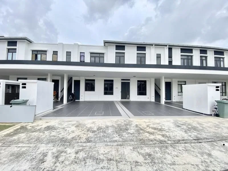Exterior type: linked terrace house; features: white painted facade, flat roof, 2-storey building, manicured driveway, paved parking area, multiple entrances, large windows, modern design, surrounded by greenery; style: modern.