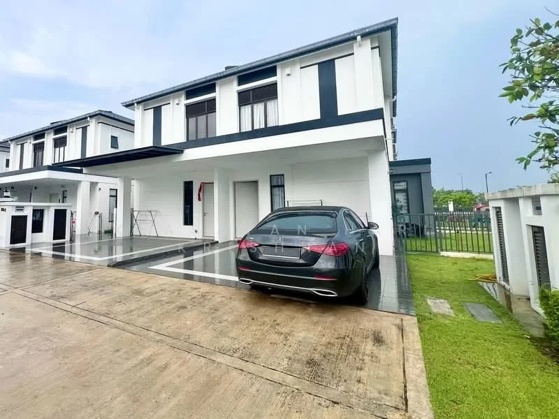 Exterior type: semi-detached house; features: white painted facade, black accents, flat roof, double-storey, manicured lawn, paved driveway, car porch, large windows, fenced yard, modern architectural design; style: modern.